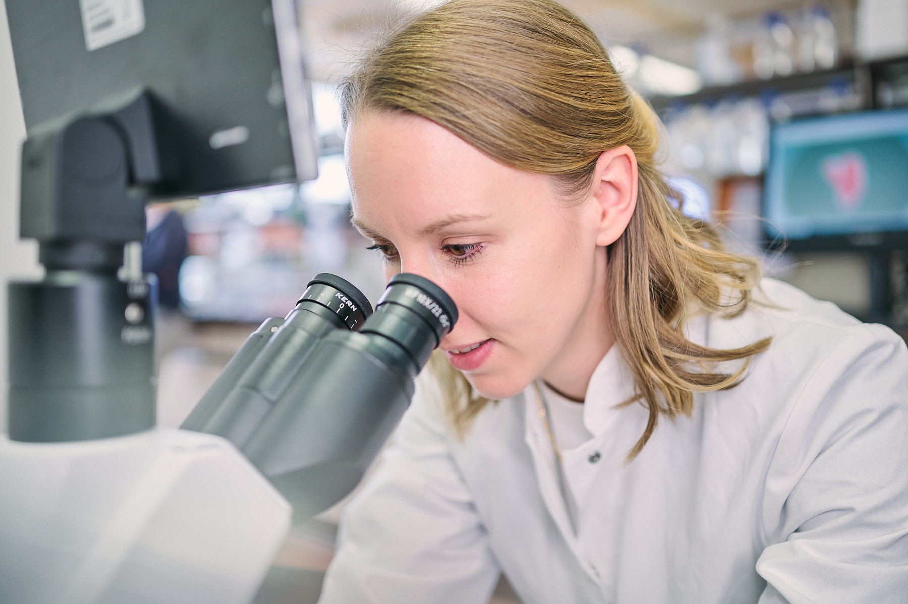 Mitarbeiterin am Mikroskop