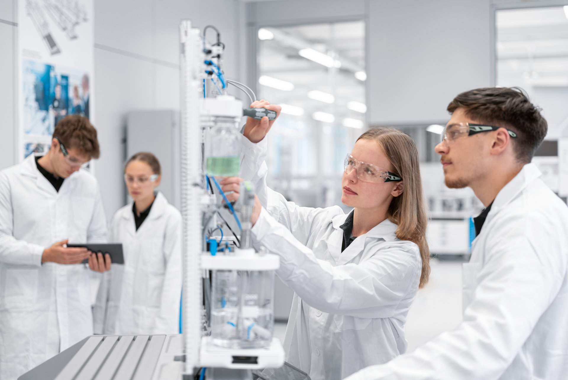 Bachelor Biomechatronik - Studierende im Labor