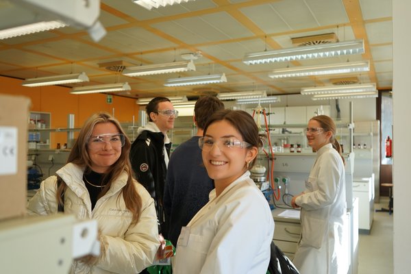 Interessierte Schülerinnen und Schüler im Labor.